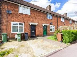 Heads on Bed - Dagenham 3Bedrooms House walk to Station with Parking
