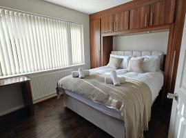 Huge House 4 Bedrooms- Max 10 guests -Parking Walk to Town Near NEC JLR HS2 BHX & More，位于索利赫尔的酒店