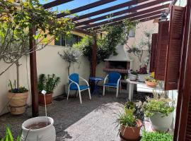 Retro House with Garden in Anopoli，位于塞萨洛尼基的乡村别墅