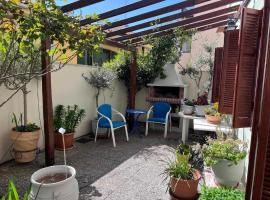 Retro House with Garden in Anopoli，位于塞萨洛尼基的酒店