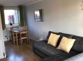 Dunfermline Home with Free Parking Near Amazon & M90，位于邓弗姆林的别墅