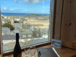 HUER'S WATCH a beautifully presented PRIVATE APARTMENT with far reaching VIEWS Over ST IVES HARBOUR and BAY and FREE ONSITE PARKING for LARGER GROUPS book along with our Connecting TWO SISTER APARTMENTS，位于圣艾夫斯的酒店