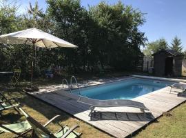 Maison de charme avec piscine，位于Vignoux-sous-les-Aix的酒店