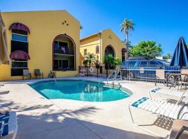 2bed/2bath Condo next to Siesta Key ~A Hidden Gem，位于萨拉索塔的酒店