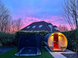 Newly renovated luxurious Villa / hottub / sauna / 7 bedrooms，位于泽沃德的酒店