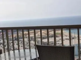 Luxury furnished apartment للعائلات فقط overlooking the sea