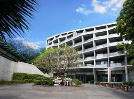 深圳半山壹棠服务公寓，位于深圳的酒店