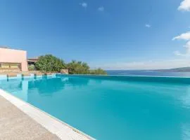 Casa Emozione With Shared Pool - Happy Rentals