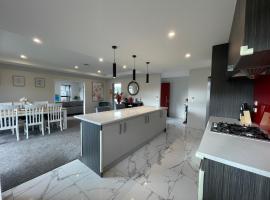 Luxury 4 Bedroom Family Retreat，位于林肯的酒店