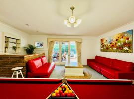 Cozy 5BR Home with Pool table and King bed，位于南万提那的酒店