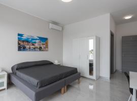 Travelershome Ciampino Airport GuestHouse，位于钱皮诺的酒店