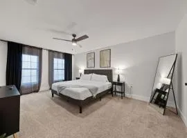 Spacious 6 Bed House near Airport, Pet-Friendly, Close to AFB