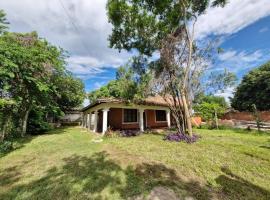 Casa familiar estilo colonial a metros del lago，位于圣贝纳迪诺的度假屋