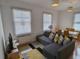 2 bedroom apartment in Gravesend 10 mins walk from train station with free parking，位于格雷夫森德的低价酒店