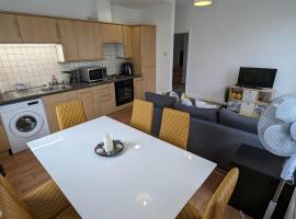 2 bedroom apartment in Gravesend 10 mins walk from train station with free parking，位于格雷夫森德的酒店