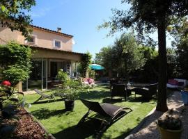 Valbonne - Villa dans le domaine privé Val d'Azur avec piscine, tennis，位于瓦尔邦讷的酒店