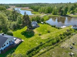 House and guest house with sauna by the sea，位于Närpiö的旅馆