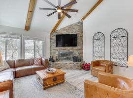 Big Bear Lake Condo with Deck, Steps to Ski Lift，位于大熊湖的公寓