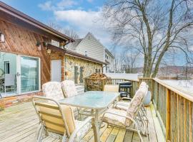 Waterfront Lake Hopatcong Home with Boat Dock!，位于阿灵顿山的酒店