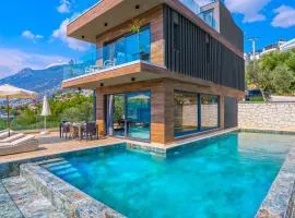 Kalkan Merkez'de Deniz Manzaralı Lüks Villa