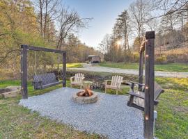 Private Hot Tub Dog-Friendly Red River Gorge Home，位于Rogers的酒店