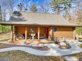 Merrillan Cabin with Fire Pit Less Than 1 Mi to Lake Arbutus，位于Merrillan的酒店