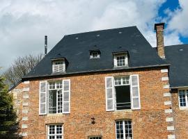 Relais de Chasse du Château- à 10 minutes de la plage des Petites Dalles- 30 d'Etretat et de Veules les Roses，位于Angerville-la-Martel的旅馆