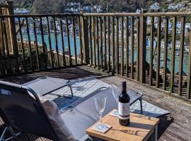 The Hillocks, Looe - Two Bedroom House with Fabulous Views of Looe Town and Harbour，位于西卢港的酒店