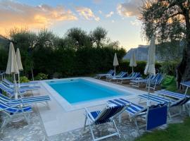 Villa Gaia appartamenti con piscina Seeblick，位于马尔切西内的酒店