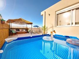 Holiday House Heraklion & Roof Garden，位于海若克利欧的带泳池的酒店