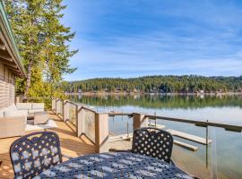 Coeur dAlene Lakefront Home Private Dock and Beach，位于科达伦的度假屋