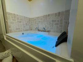Le Plaisir Luxury Room con vasca idromassaggio，位于马丁纳弗兰卡的旅馆