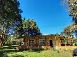 Finca Cottage Guarne, nearby Arvi and Santa Elena，位于瓜尔内的木屋