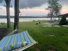 Hideaway - LakeHouse/spa/dock/，位于Pocono Summit的酒店