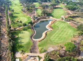 SaffronStay Niranta- A luxe 4-BDR golf-course villa，位于班加罗尔的别墅