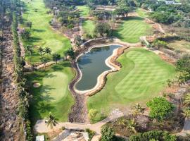 SaffronStays Niranta- 4-BDR villa on golf course near Bangalore，位于班加罗尔的酒店