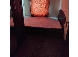 Furnished Room in a house near train station,bus stop and town center，位于普拉姆斯特德的酒店
