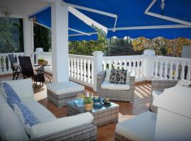 Villa Les Moreres de Sitges, Mediterranean-style family escape，位于锡切斯的酒店