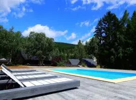 Gemütliche BERGHüTTE-1 am Bach mit Zugang zur Sauna, heißen Badewanne und Pool