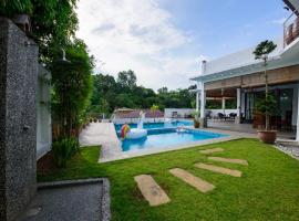 KLCC Luxury Private Pool Villa，位于安邦的酒店