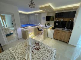Apartments Pericic LUX，位于苏托莫雷的带热水浴缸的酒店