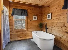 Updated family friendly Cabin, hot tub, near Gatlinburg, Pigeon Forge, Dollywood