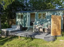 Cosy Shepherds Hut with hot tub in the Scottish Highlands