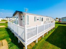 MP639 - Camber Sands Holiday Park - 3 Bedroom - Sleeps 8 - Large gated decking - Close to facilities，位于坎伯利的酒店