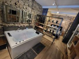 Romantic Room Loft Déco Balnéo Jacuzzi Authentique, Centre, Climatisation，位于塞特港的酒店