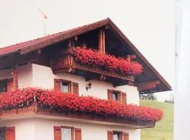 Panoramaausblick auf Berge, See und Ort in ruhiger Lage