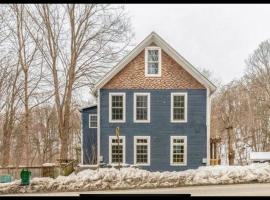 Cozy Historic home in Brattleboro，位于布拉特尔伯勒的酒店