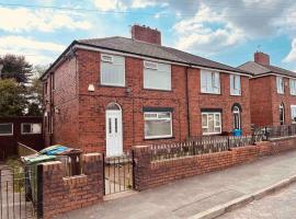 Entire 3 Bed Home in Oldham，位于奥尔德姆的酒店