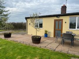 Yew Tree Bungalow, Onneley, Cheshire，位于克鲁的酒店