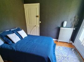 Maison Briand - Petite chambre chez l'habitant - Melun Centre - Wifi, Netflix, Smart TV, Lit à mousse mémoire de forme，位于默伦的酒店